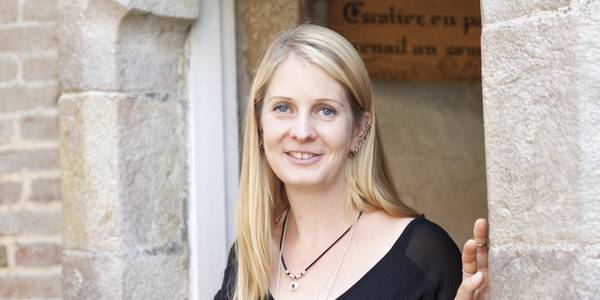 Portrait de Cécile, conteuse d'histoires & légendes
